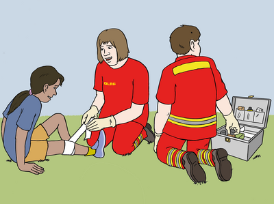 Auf dem Bild sind zwei DLRG-Sanitäter und ein Mädchen. Die Sanitäterin verbindet das Knie von dem Mädchen. Der Sanitäter hockt daneben. Er sucht etwas in einen Notfall-Koffer.