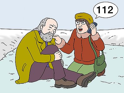 Auf dem Foto sind ein älterer Mann und eine Frau. Der Mann hat sich verletzt. Er sitzt auf dem Eis und hält sich das Knie fest. Die Frau kniet daneben. Sie ruft den Notruf an.