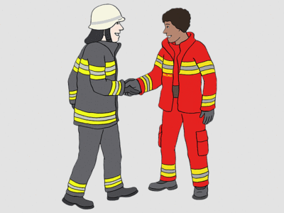 Auf dem Bild sind eine DLRG-Frau und ein Feuerwehrmann. Die beiden geben sich die Hand.
