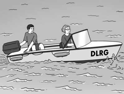 Zu sehen ist ein Schwarz-Weiß-Bild mit zwei Personen in einem DLRG Rettungsboot.