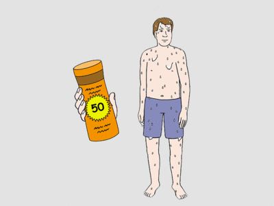 Auf dem Bild ist ein Mann mit Badehose. An seinem Körper laufen Wassertropfen herunter. Neben ihm ist eine Hand. Sie hält einer Tube Sonnencreme.