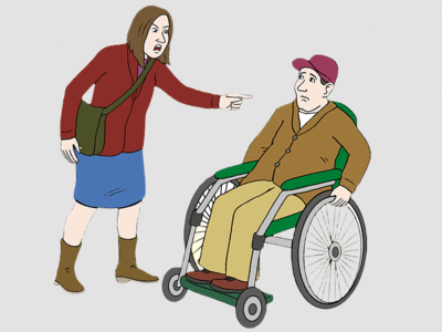 Auf dem Bild sind eine Frau und ein Mann in einem Rollstuhl. Die Frau macht ein wütendes Gesicht. Sie beschimpft den Mann. Sie zeigt dabei auf ihn. Der Mann schaut ängstlich und traurig.