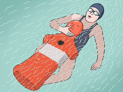 Auf dem Bild ist eine DLRG-Rettungssportlerin. Sie schwimmt auf dem Rücken. Dabei trägt sie eine Rettungspuppe. Die Puppe ist orange-weiß gestreift.