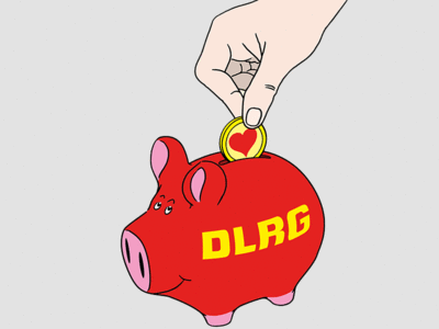 Zu sehen ist ein Sparschwein mit DLRG-Logo und eine Hand, die eine Münze in den Schlitz steckt. Auf der Münze ist ein Herz.