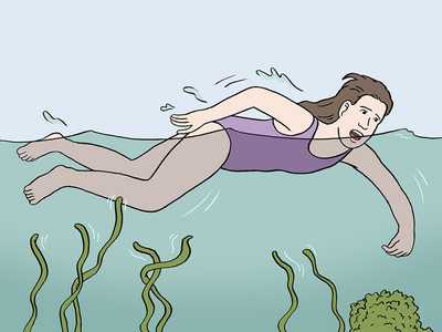 Auf dem Bild ist eine Frau. Sie schwimmt in einem See. Am Boden von dem See sind Algen.